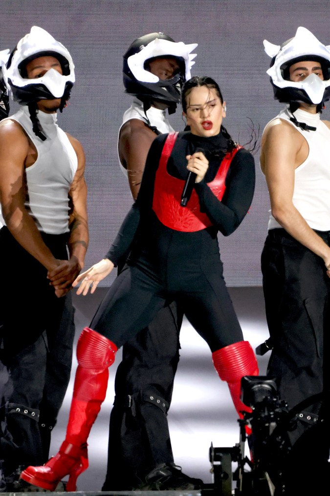 Rosalía actuando en un show.