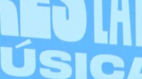 Thalía posando en una alfombra roja.