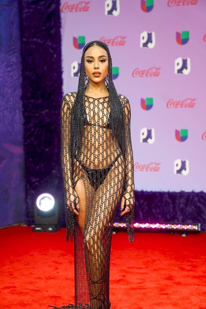 Danna Paola posando en una alfombra roja.