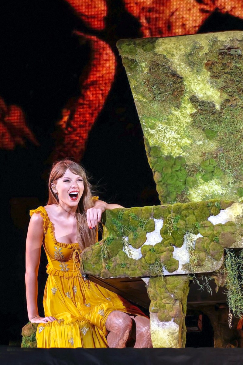 Taylor Swift actuando en un show.