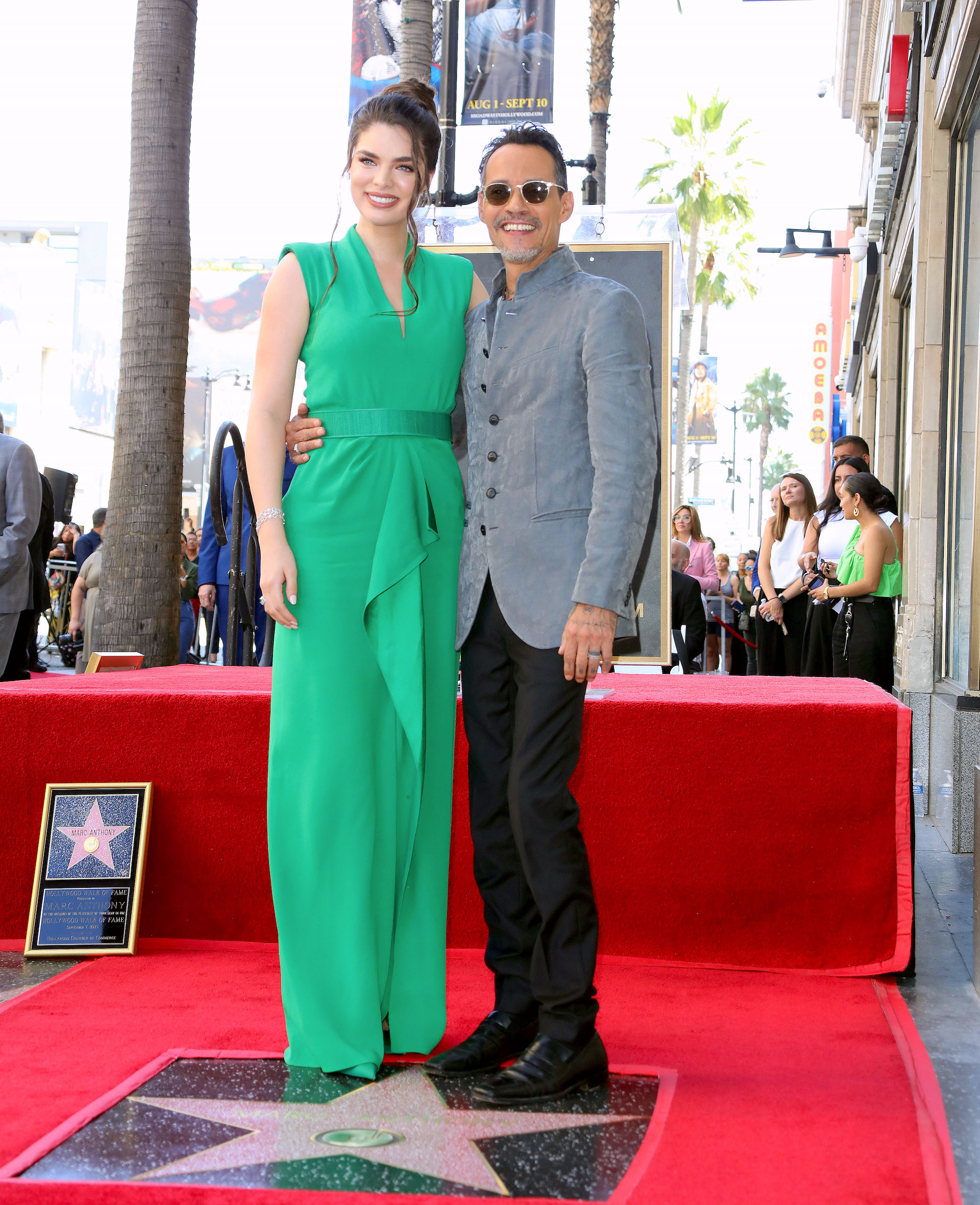 Nadia Ferreira y Marc Anthony posando.
