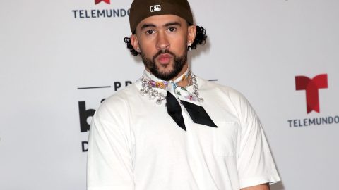 Bad Bunny posando.