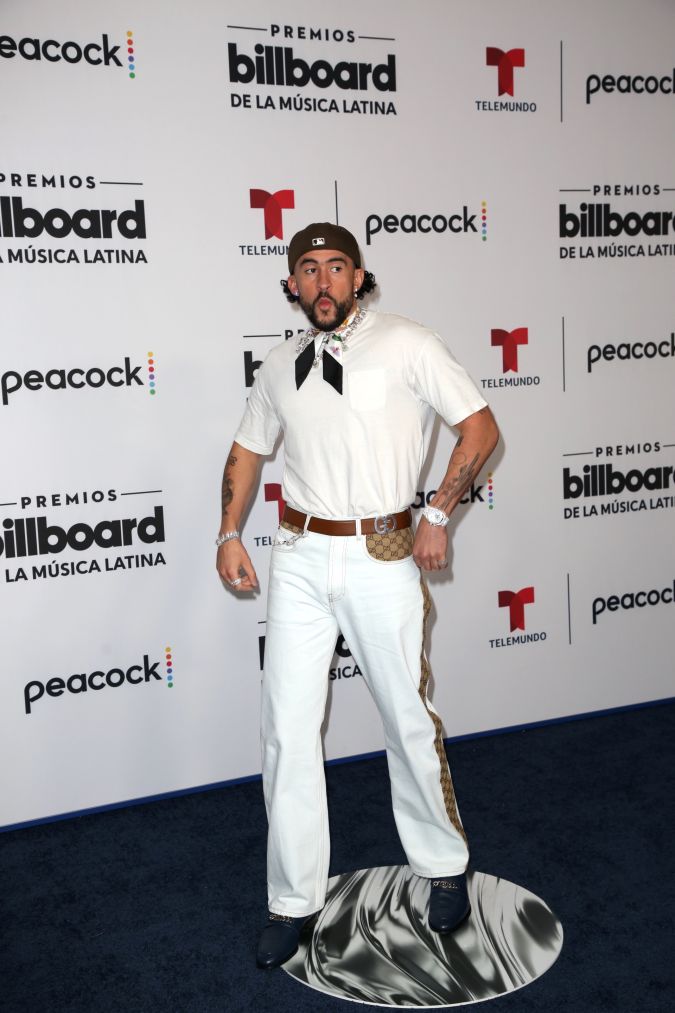 Bad Bunny posando en una alfombra roja.