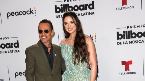 Marc Anthony junto a su esposa Nadia Ferreira.
