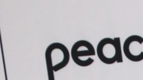 Marc Anthony y Nadia Ferreira posando.