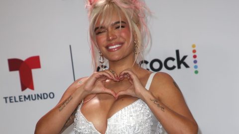 Karol G posando en una alfombra roja.