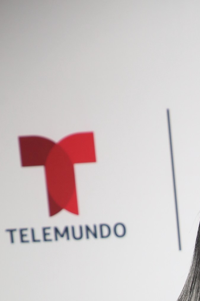 Nicki Nicole posando en una alfombra roja.