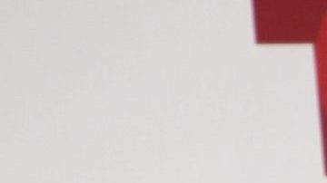 Peso Pluma posando en una alfombra roja.