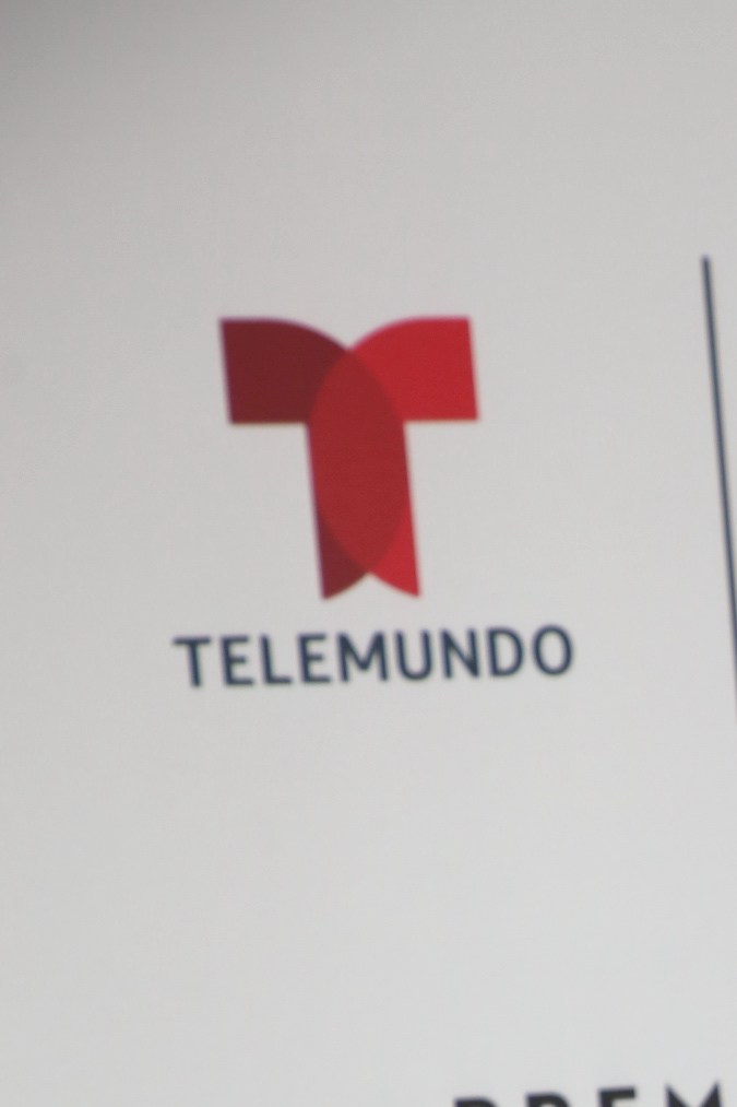 Peso Pluma posando en una alfombra roja.