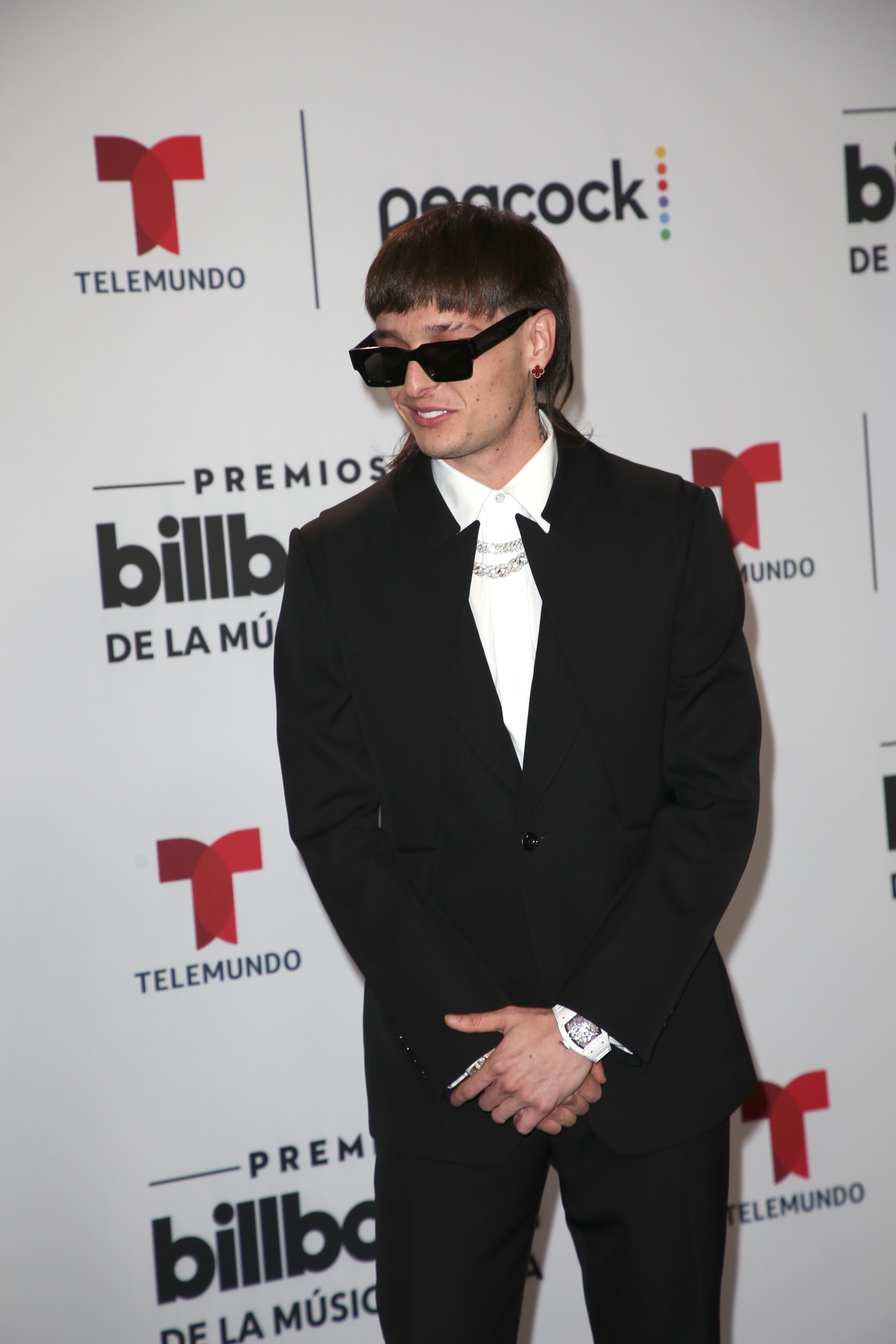 Peso Pluma posando en una alfombra roja.