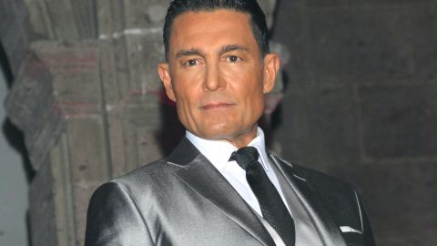 Fernando Colunga posando.