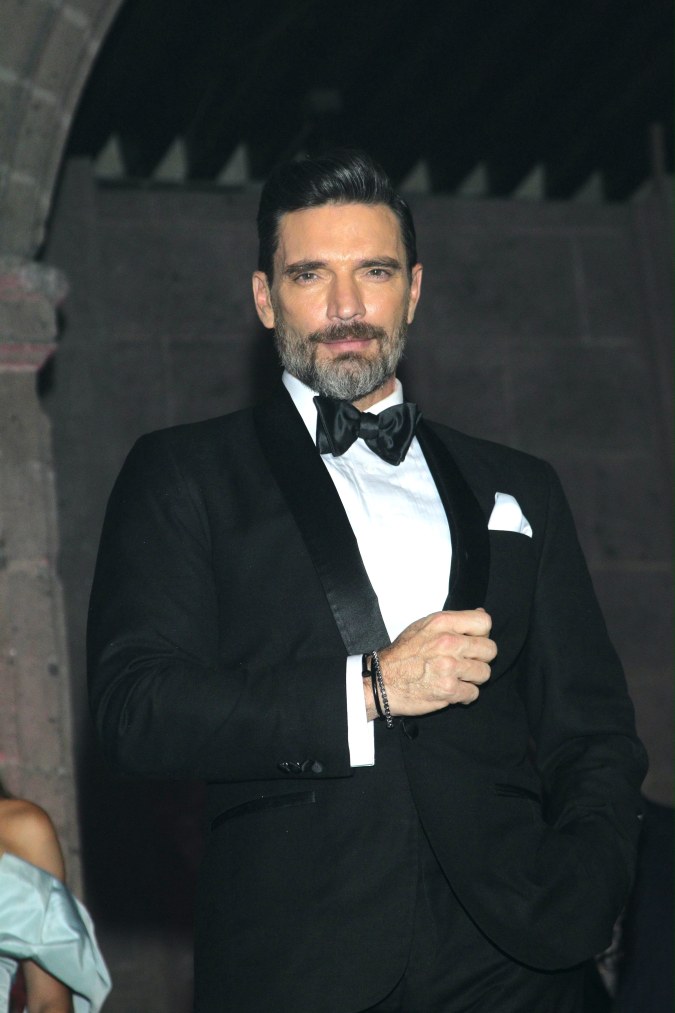 Julián Gil posando.