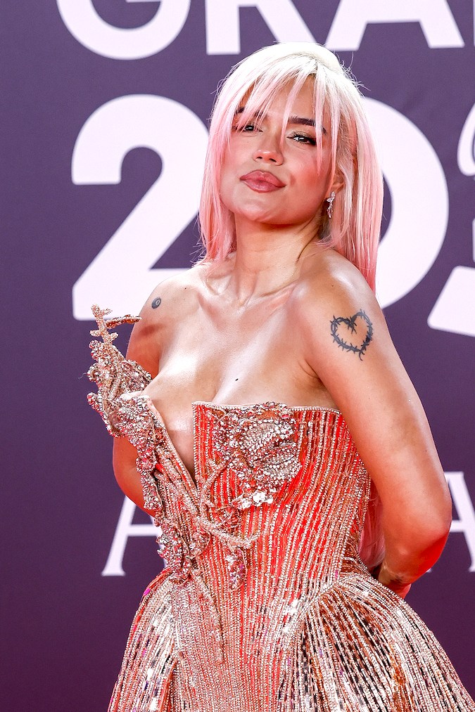 Karol G posando en un alfombra roja.