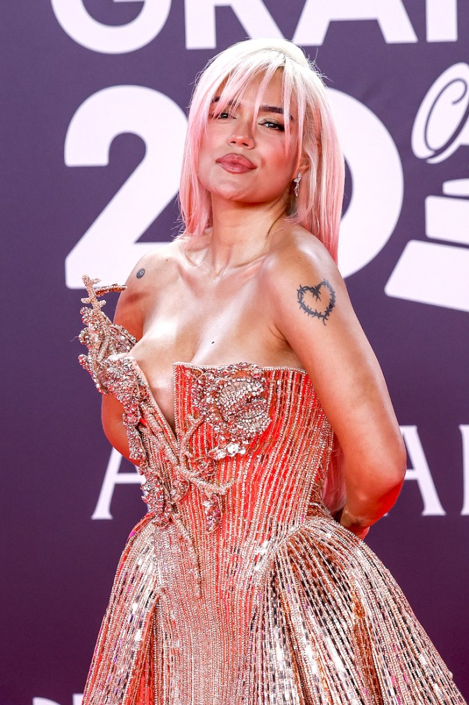 Karol G posando en un alfombra roja.