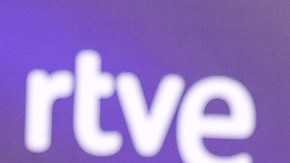 Peso Pluma y Nicki Nicole posando.