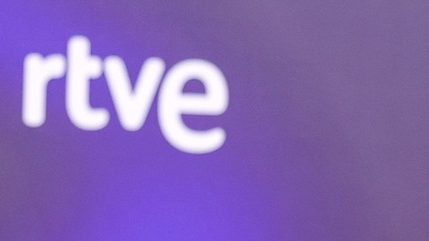 Nicki Nicole y Peso Pluma posando.