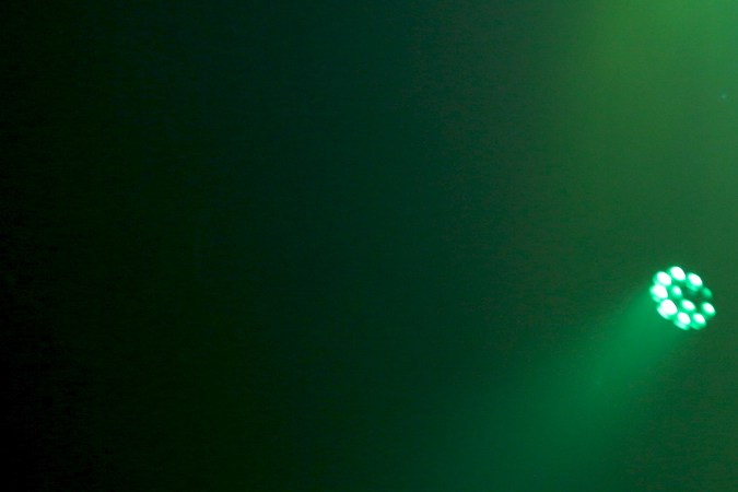 Christian Nodal actuando en un show.