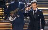 Luis Miguel actuando en un show.