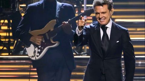 Luis Miguel actuando en un show.