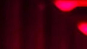 Luis Miguel actuando en un show.