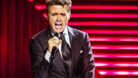 Luis Miguel actuando en un show.