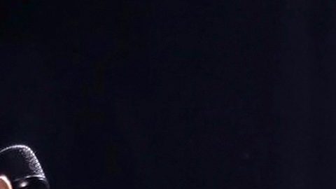 Luis Miguel actuando en un show.
