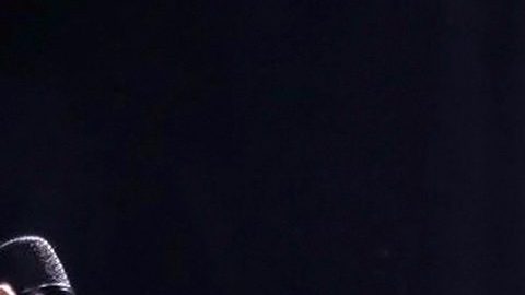 Luis Miguel actuando en un show.