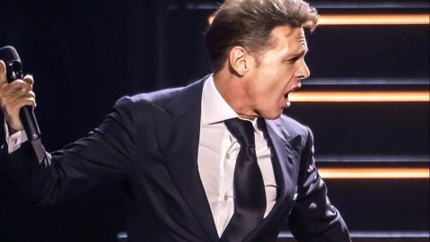 Luis Miguel actuando en un show.