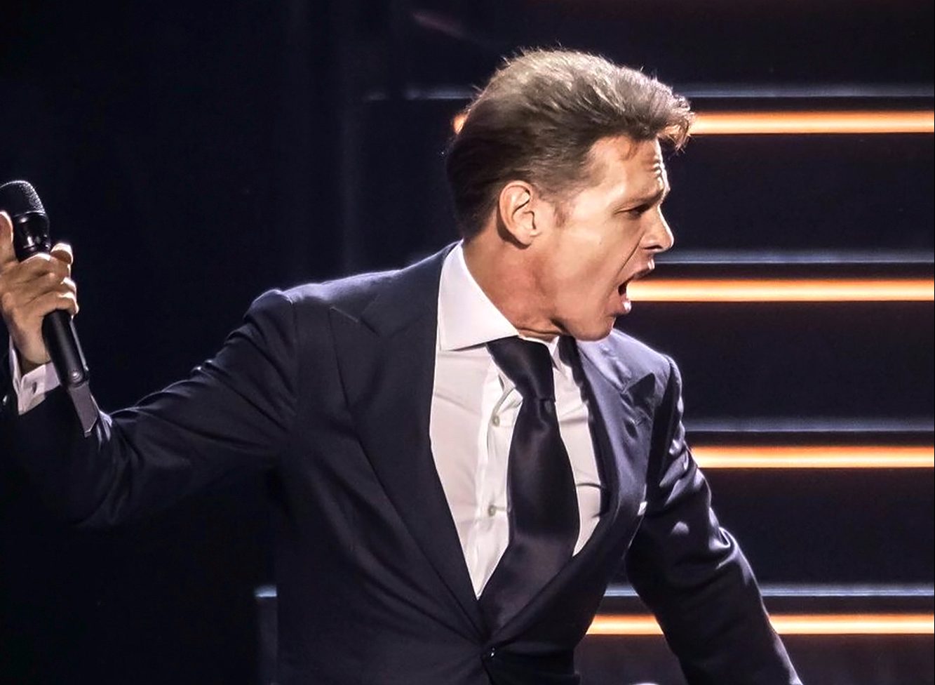 VIDEO Abuchean a Luis Miguel en Argentina tras salir del escenario a