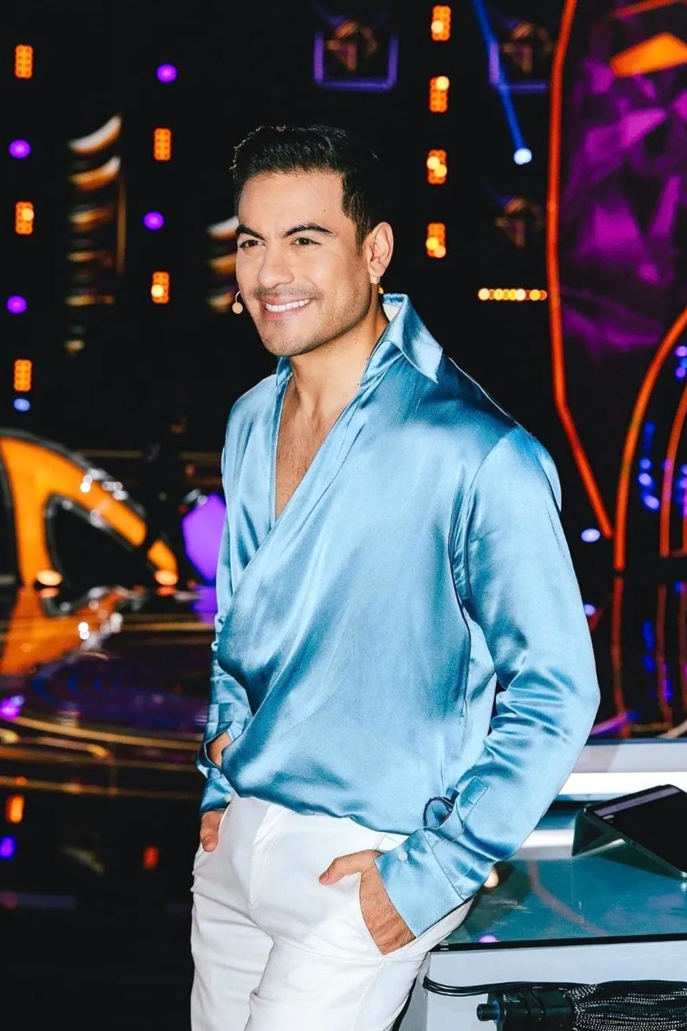 Carlos Rivera participando en un show.