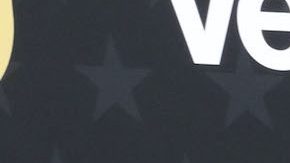 Margot Robbie posando en una alfombra roja.