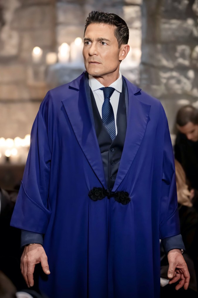 Fernando Colunga posando.