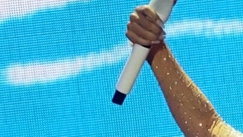Karol G actuando en un show.