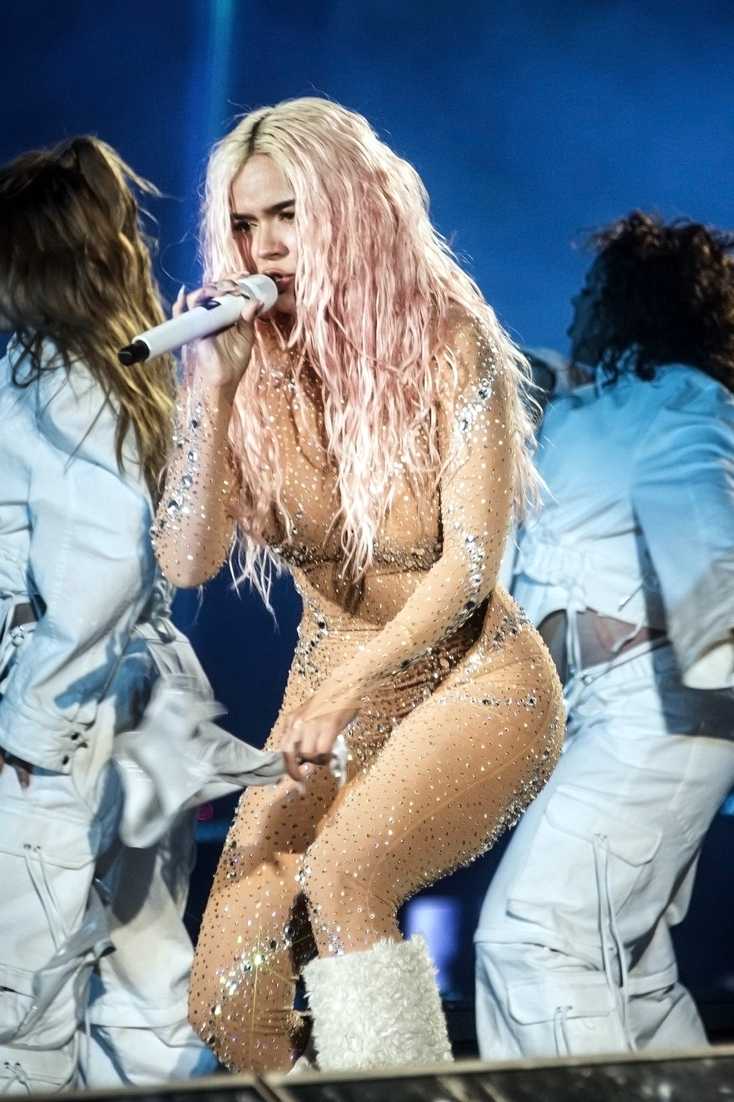 Karol G actuando en un show.