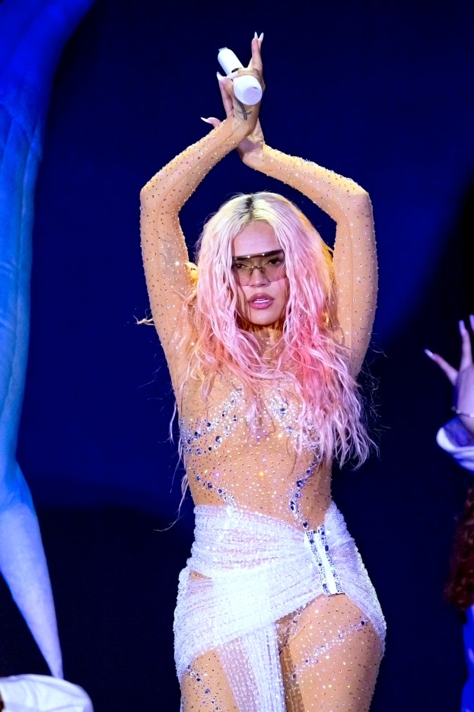 Karol G actuando en un show.