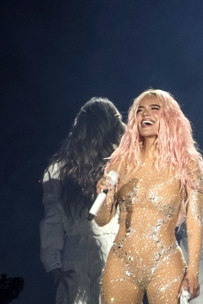 Karol G actuando en un show.