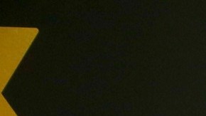 Carin León posando en una alfombra roja.