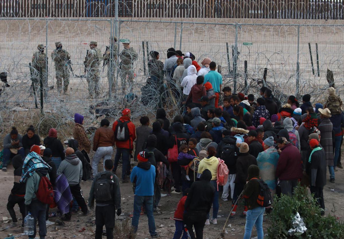 La Guardia Nacional de Texas, sobrepasada por un oleada migrante en la frontera