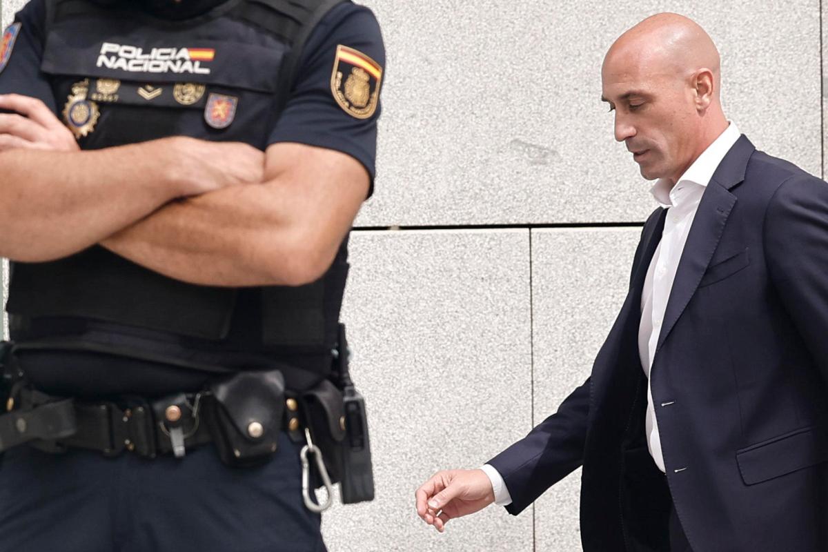 Fiscalía española solicitó prisión de dos años y medio para Luis Rubiales por beso a Jenni Hermoso