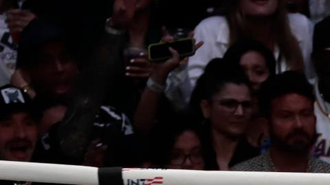 Jake Paul (i) pelea contra Ryan Bourland (d), este sábado en el Coliseo José Miguel Agrelot de San Juan (Puerto Rico).