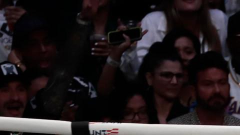 Jake Paul (i) pelea contra Ryan Bourland (d), este sábado en el Coliseo José Miguel Agrelot de San Juan (Puerto Rico).