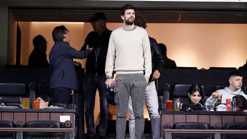 El exfutbolista Gerard Piqué observa un partido entre América y Cruz Azul de la Liga MX.