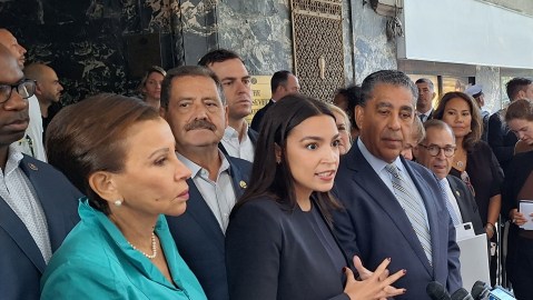 Los representantes neoyorquinos Alexandria Ocasio -Cortez y Adriano Espaillat refieren que la "ayuda a Ecuador no ofrece estabilidad a miles de migrantes que siguen huyendo"