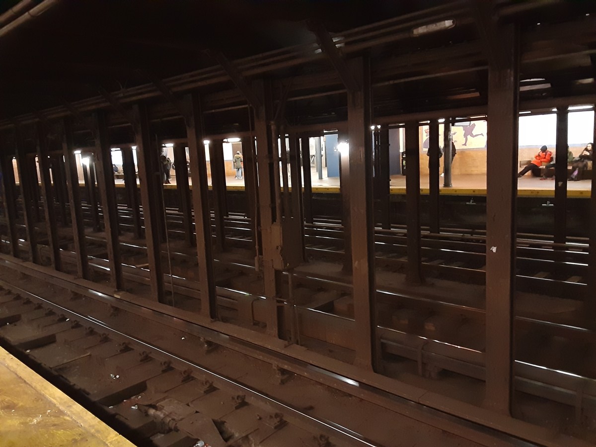 Pasajero murió empujado a los rieles del Metro de Nueva York poco después de NYPD anunciar refuerzo de seguridad