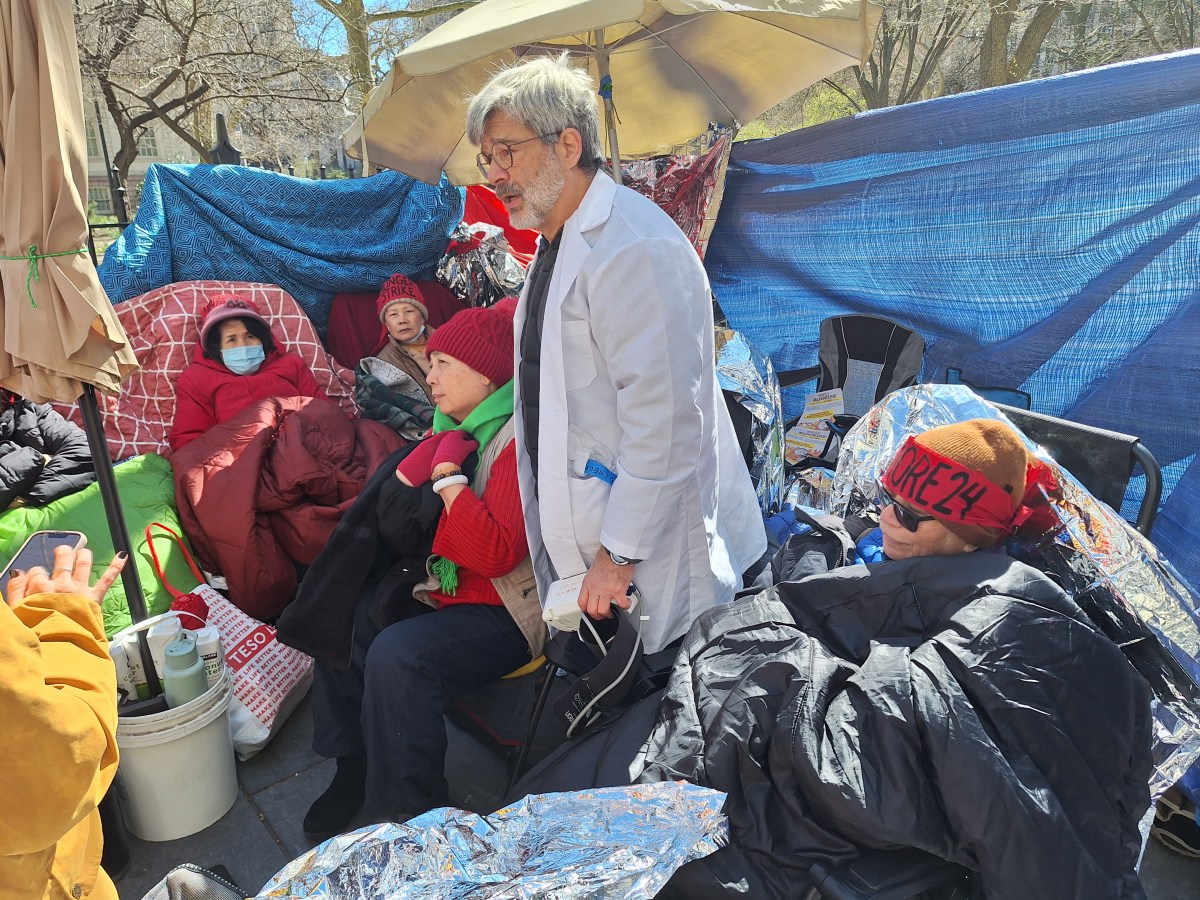 Trabajadores domiciliarios ponen fin a huelga de hambre al frente de la Alcaldía de NYC