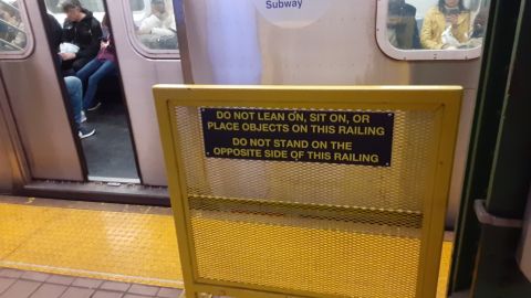 Barreras parciales colocadas en algunas estaciones del Metro de NYC para prevenir arrollamientos.