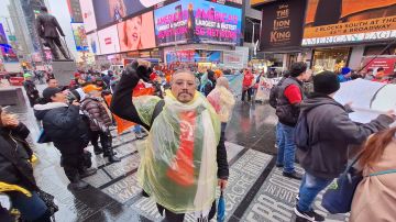 El migrante mexicano Enrique Valdez se sumó a la protesta de este jueves en Times Square: !No estamos pidiendo limosna!