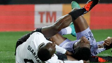 El defensa francés del Valencia, Mouctar Diakhaby (i), se duele ante su compatriota, el defensa del Real Madrid Aurelien Tchouameni.