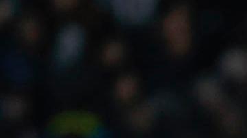 Carlo Ancelotti felicita a sus jugadores tras la clasificación del Real Madrid a los cuartos de final de la UEFA Champions League.