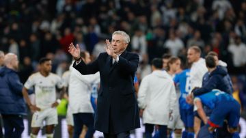 Carlo Ancelotti felicita a sus jugadores tras la clasificación del Real Madrid a los cuartos de final de la UEFA Champions League.